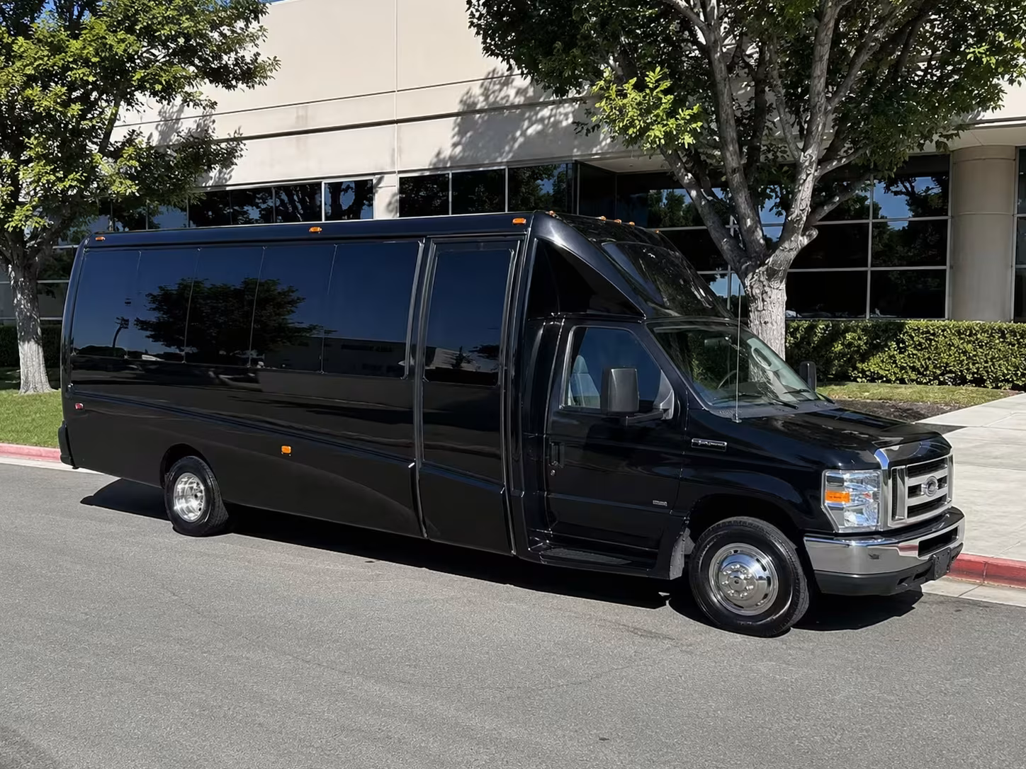 tuscaloosa party bus rentals for bar crawls and live music
